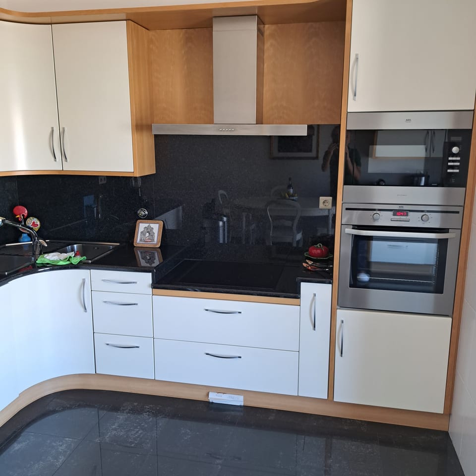 19. Haven in Lisbon. Kitchen. Induction Hob. Microwave. Oven. DishWasher. Finish
