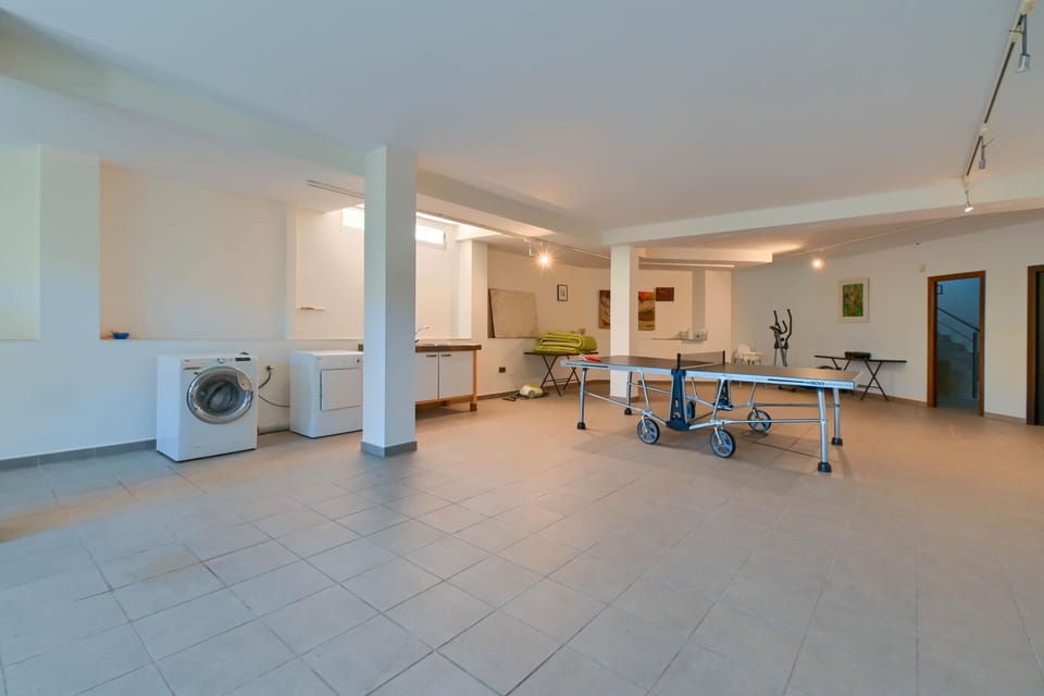 Laundry room with washing machine