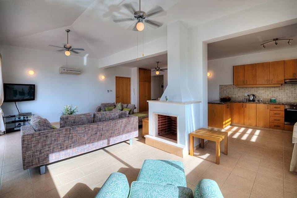 Ceiling fans, air conditioning and also a fire place.