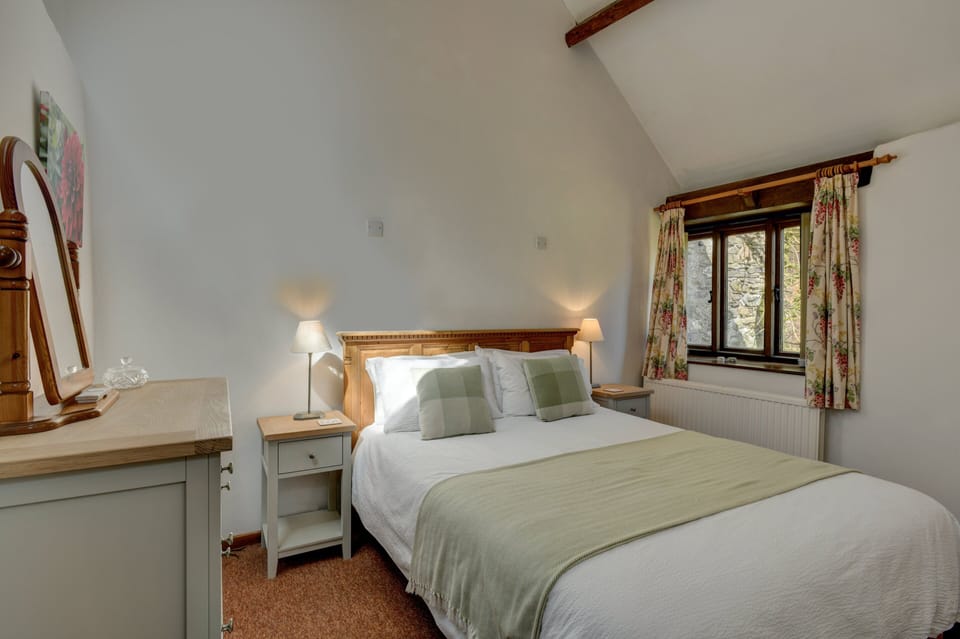 Double Bedroom with Kingsize Bed