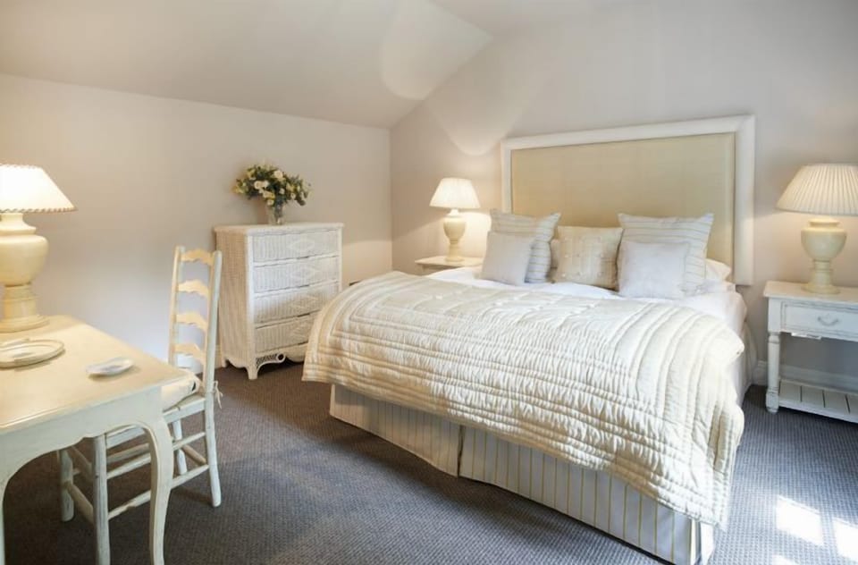 Ground floor: Double bedroom with zip and link beds and en-suite shower room