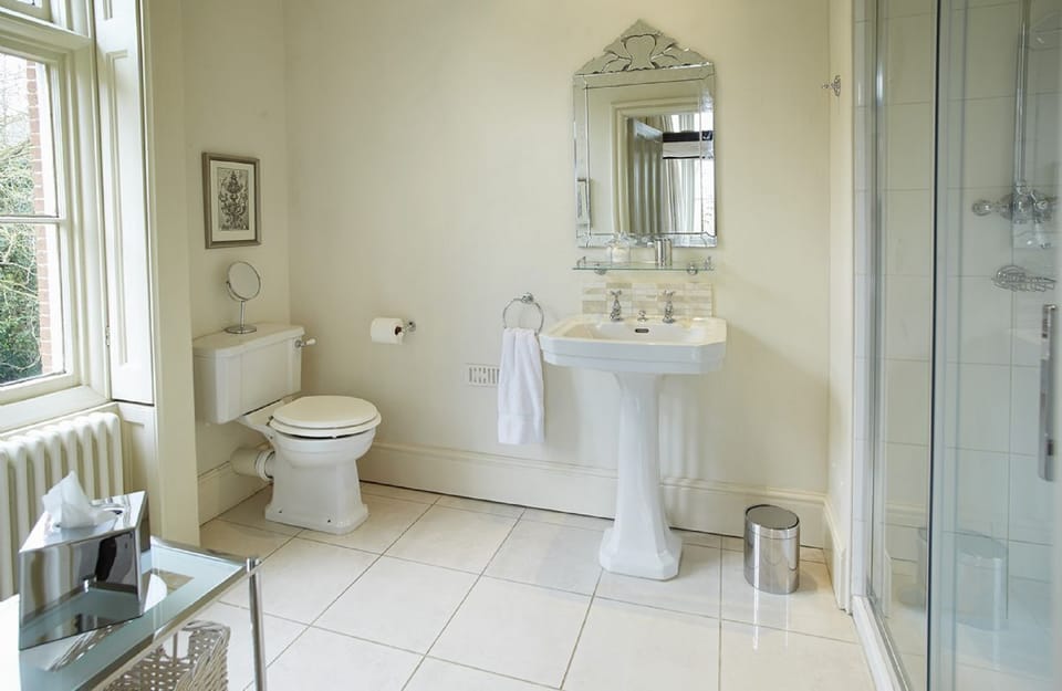 First floor: En-suite shower room