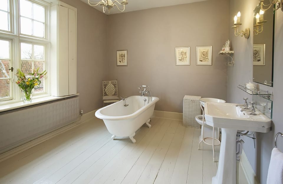 First floor: Bathroom with roll-top bath