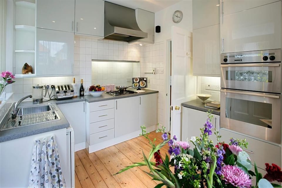 Ground floor: Fully fitted kitchen with breakfast table