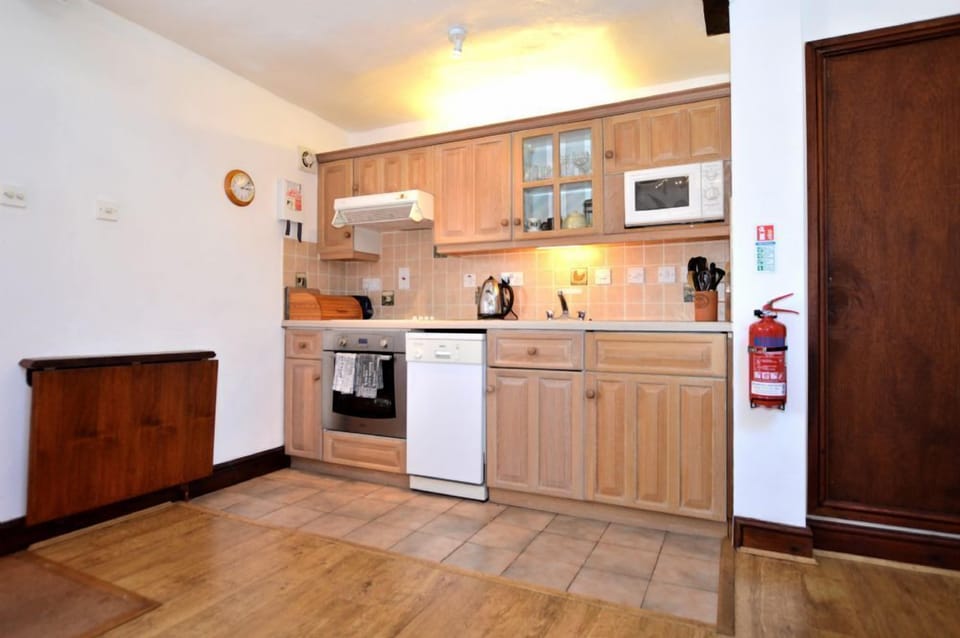 Kitchen with dishwasher, microwave and hob