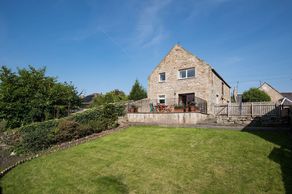 Coldstream Coach House  - external view of the cottage with raised patio area