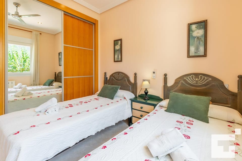 Bedroom with two single beds