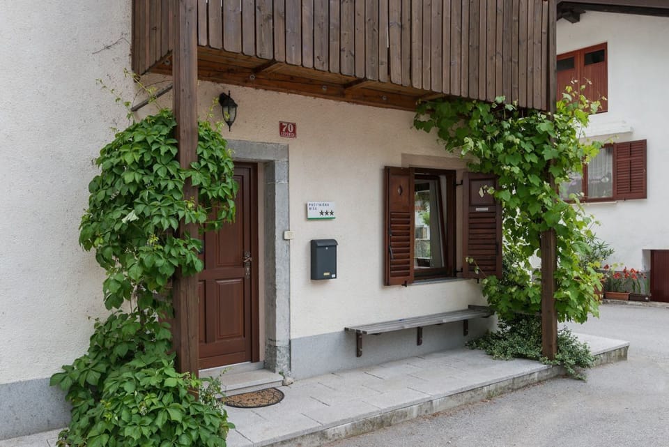 Polovnik House entrance