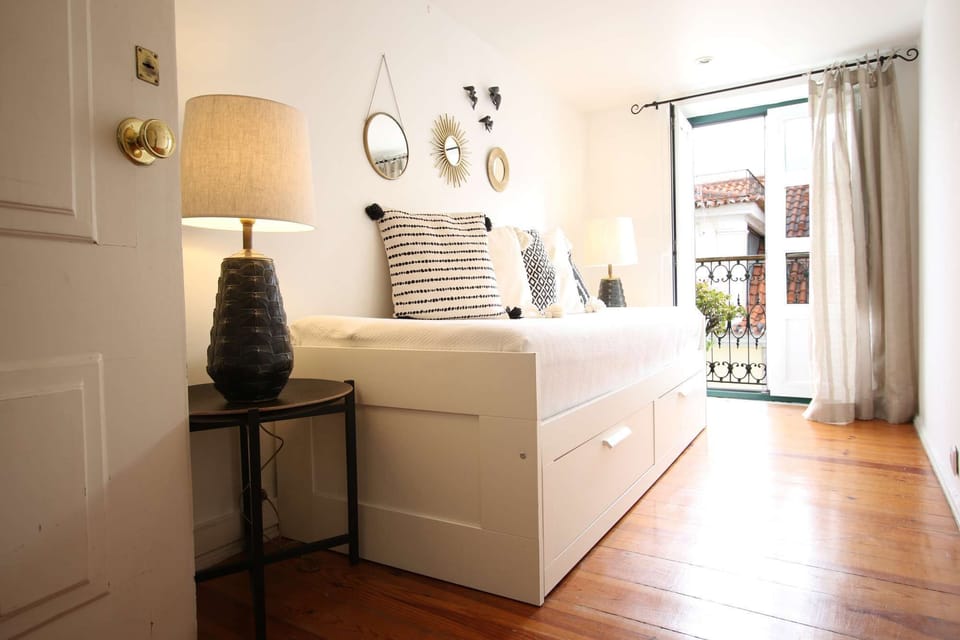 A great room with beautiful french balcony, with one comfortable bed