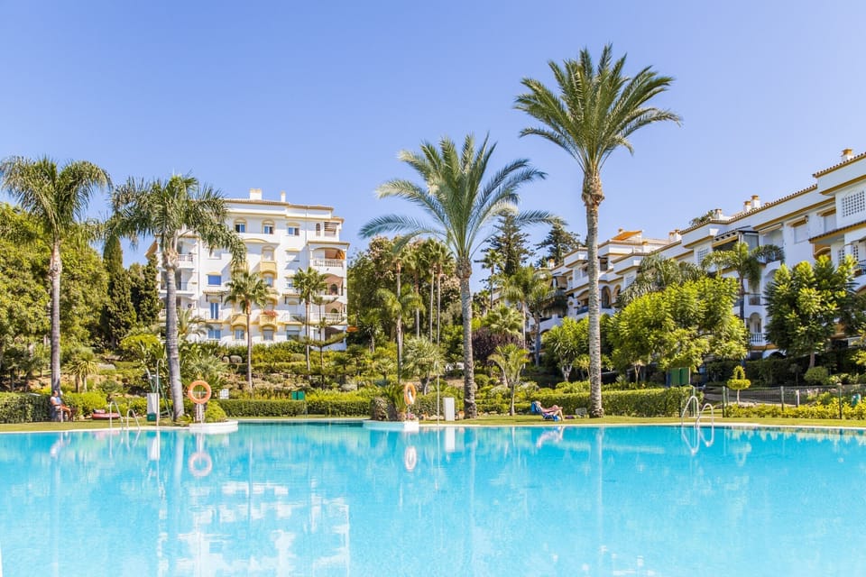 Enjoy the community pool of this apartment in Nagueles (Marbella)