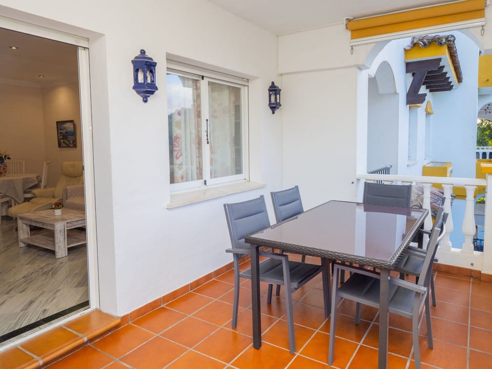 Enjoy the community pool of this apartment in Nagueles (Marbella)