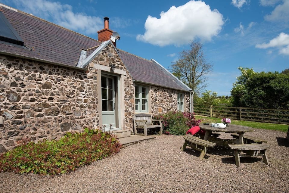 Barley Hill Cottage - pretty front aspect of the property with gravelled garden and round picnic bench
