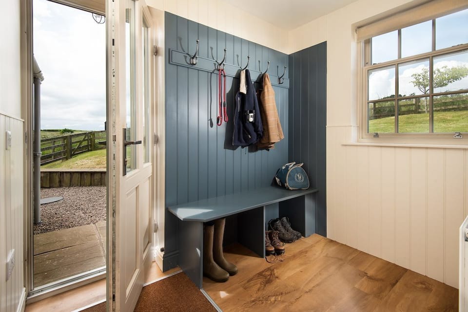 Barley Hill Cottage - a spacious boot room provides handy storage for shoes and outdoor gear