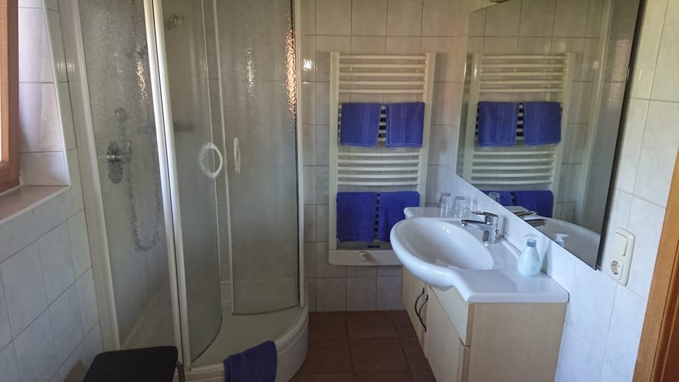 Double room 2 - Guesthouse Ferienwohnungen Liedschreiber GbR Bed and Breakfast in Tegernsee