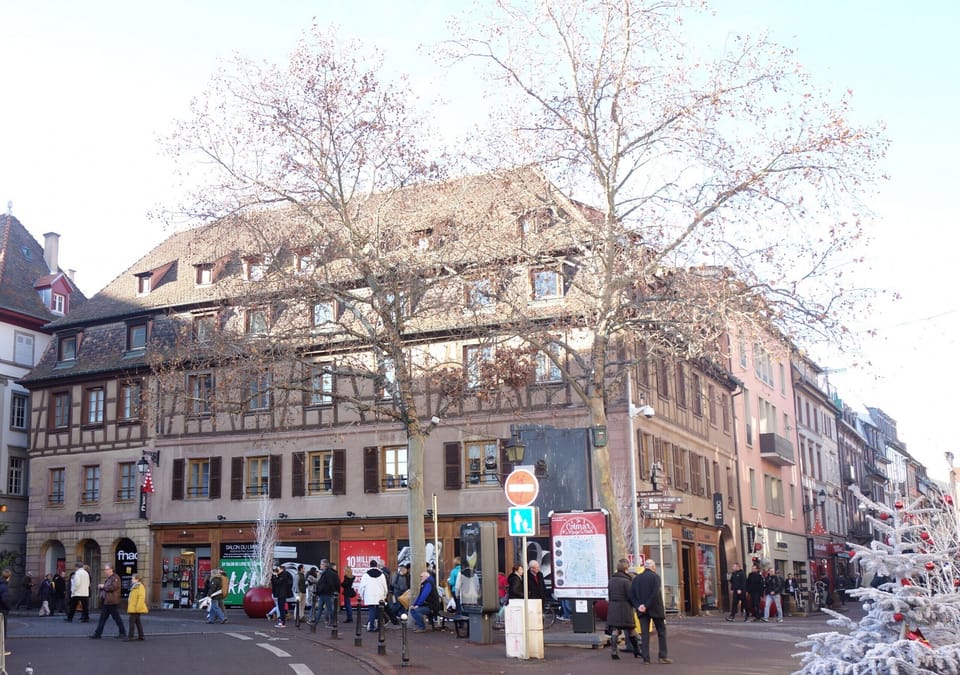 located in the corner of GRAND'RUE street and RUE DES CLEFS above FNAC and SEPHORA shops you will be in the heart of the city center of Colmar