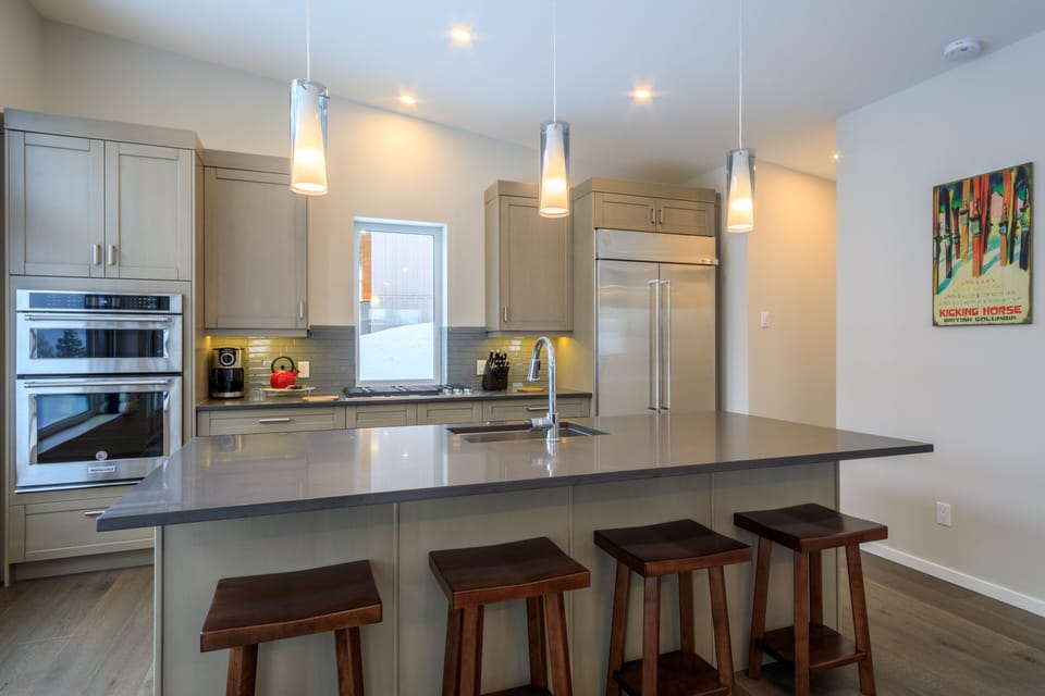 The sit up bar provides overflow meal eating space. A perfect entertaining area.