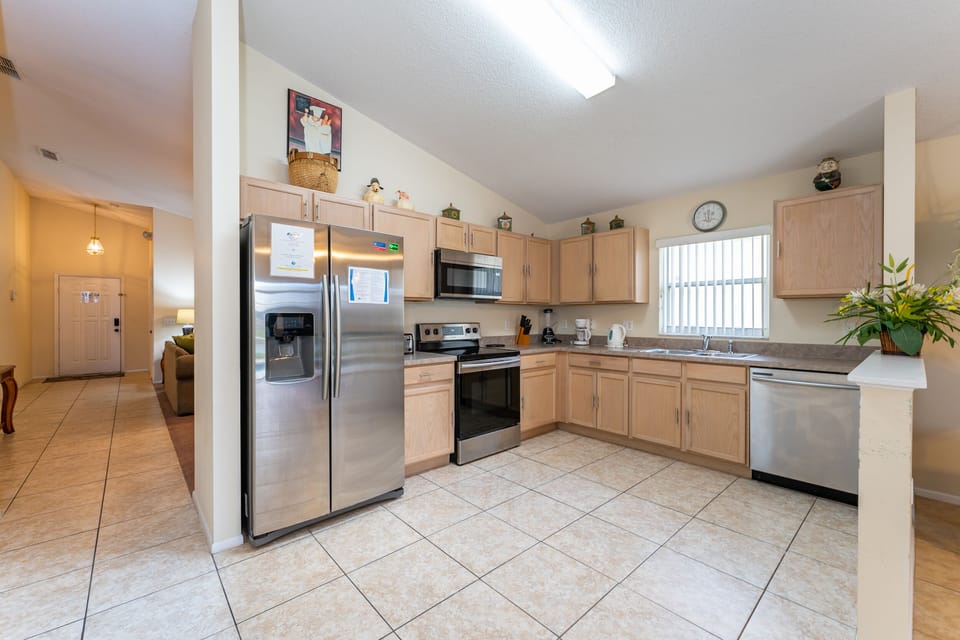 Fully equipped kitchen with modern appliances and plenty of counter space, ideal for easy in home meals during your stay.