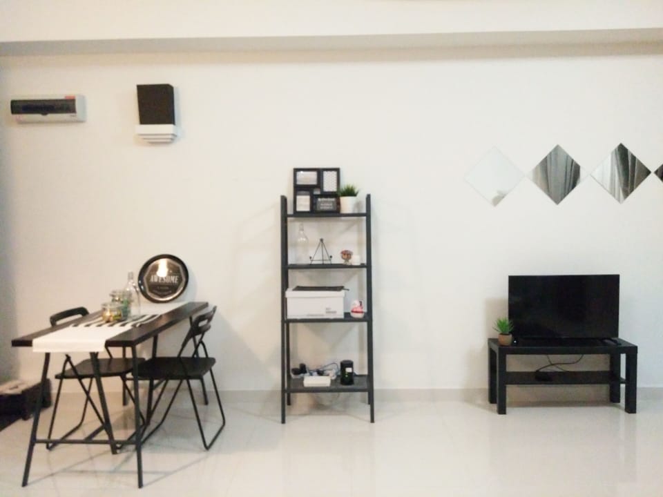 ★Regalia Suites Cosy 1BR w/ WiFi★Infinity Pool KL Towers View★Near LRT and Mall Apartment in Federal Territory of Kuala Lumpur