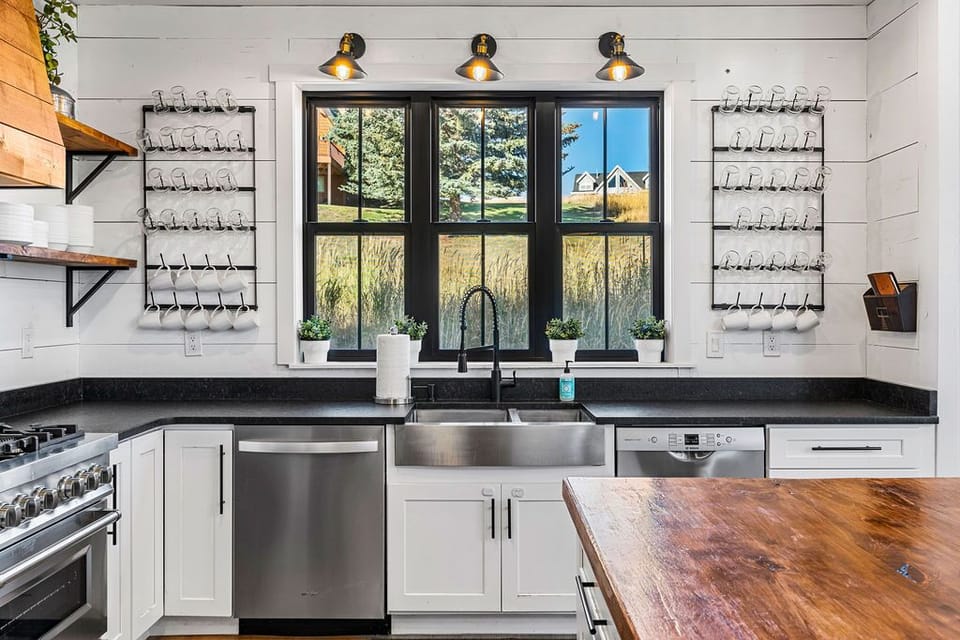 kitchen, 2 dishwashers and 2 fridges