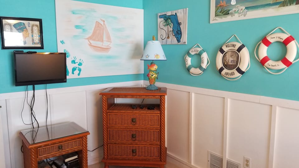 2nd guestroom , ROKU TV.