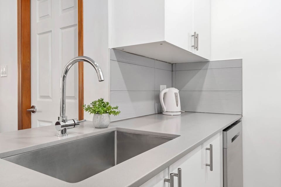Modern, well-stocked kitchen—perfect for casual breakfasts or gourmet dinners