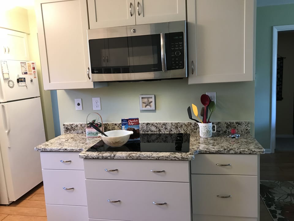 Microwave/convection oven and cooktop
