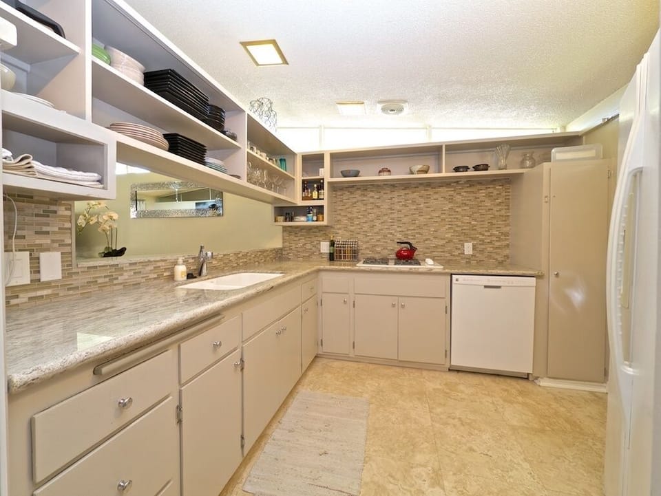 Clean And Bright Kitchen