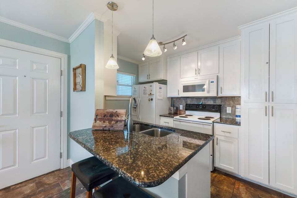 Compact, yet fully equipped kitchen area
