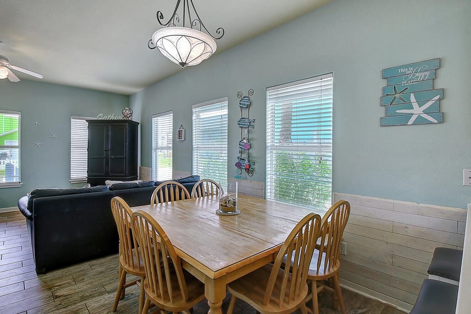 Dining area - Dining area where good food and great company come together