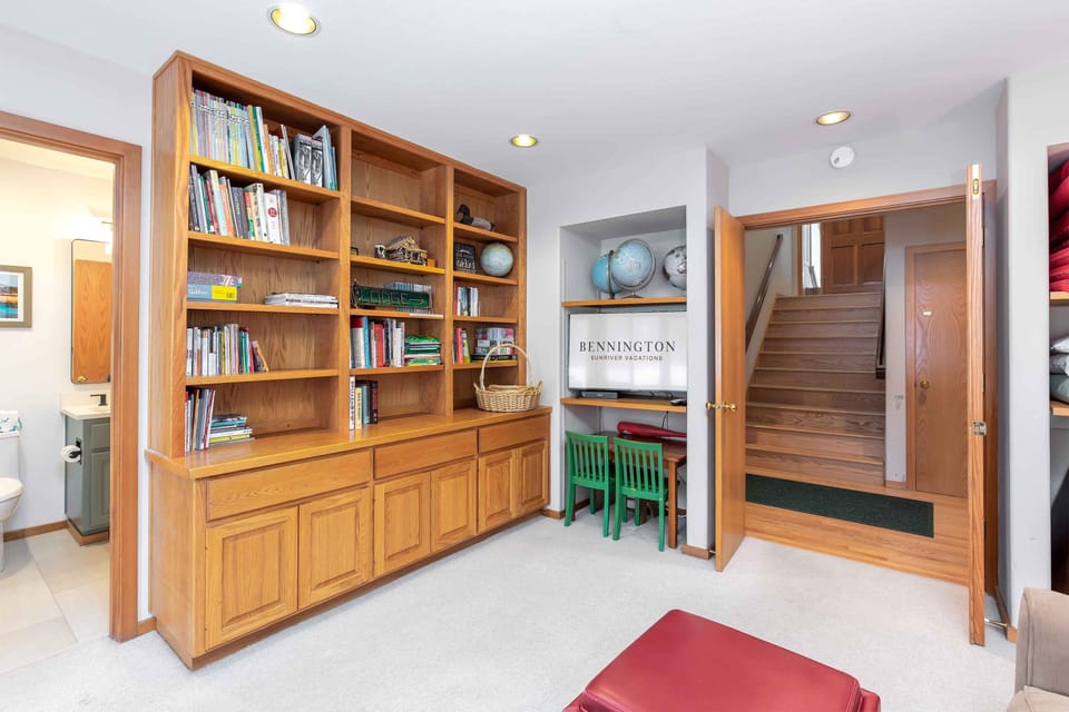 Family Room w/ Sleeper Sofa - Downstairs