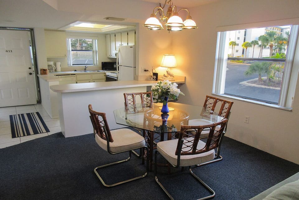 Estero Cove 411 Dining Area