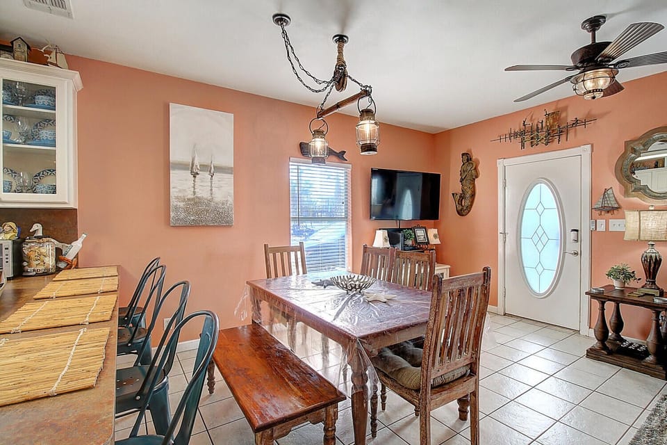 Dining area - Charming ambiance for intimate dinners