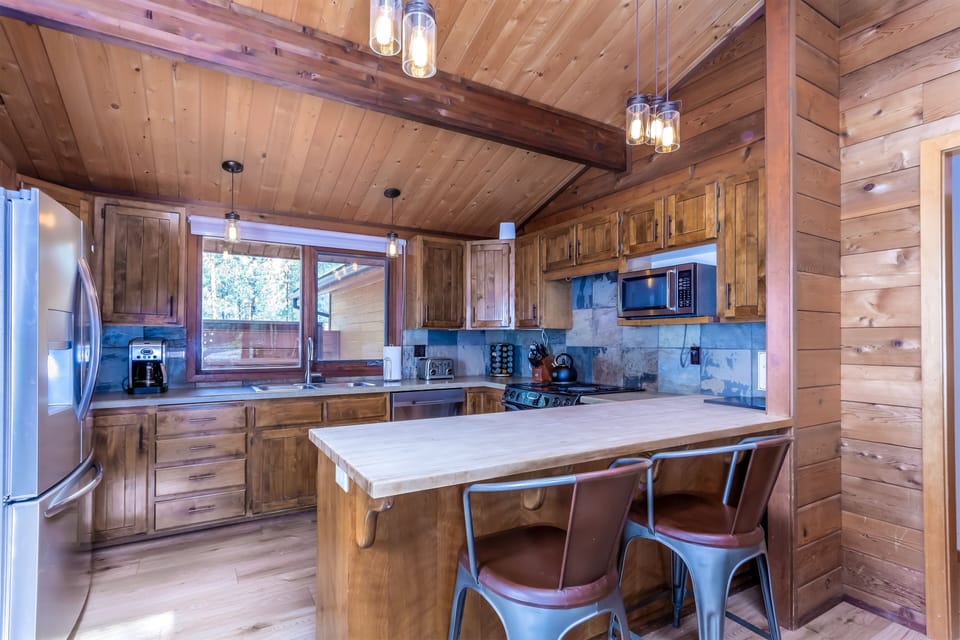 Kitchen w/ Bar Seating