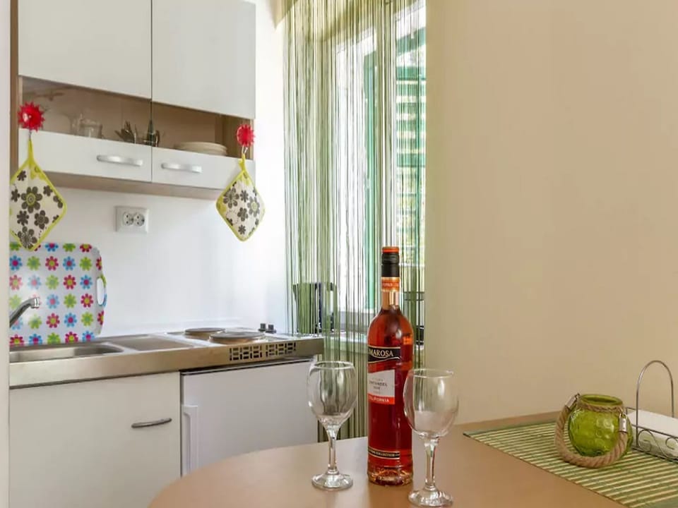 Kitchenette with dining area