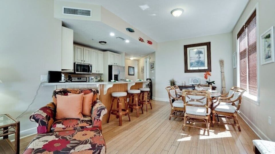 Dining Area & Kitchen