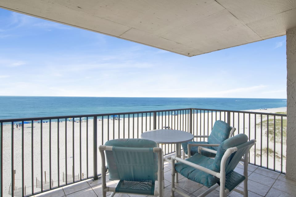 Ocean Breeze East 404 by PKRM