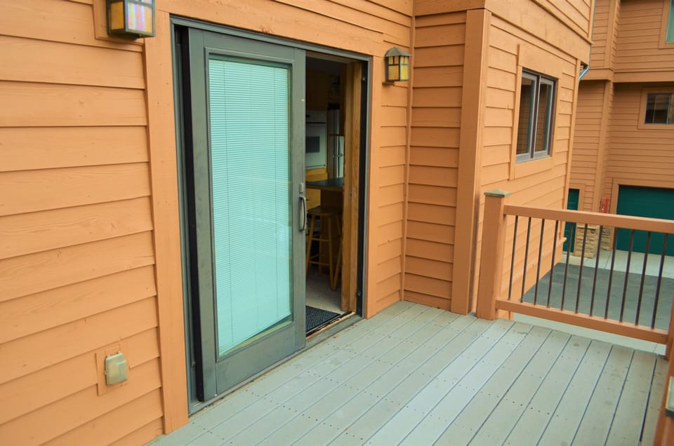 Large Outdoor Deck - Large outdoor deck off of the dining room area. Awesome during the summer and winter.