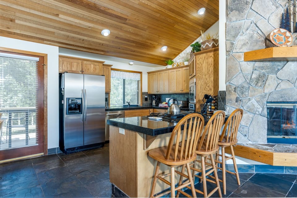 Kitchen w/ Bar