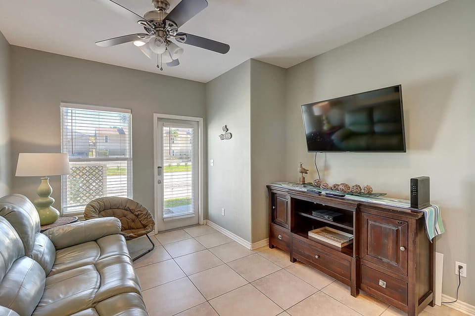 Indoor - Comfort Meets Style - Lounge Friendly Living Room With Flat Screen TV