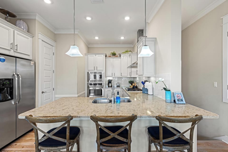 Kitchen with Breakfast Bar