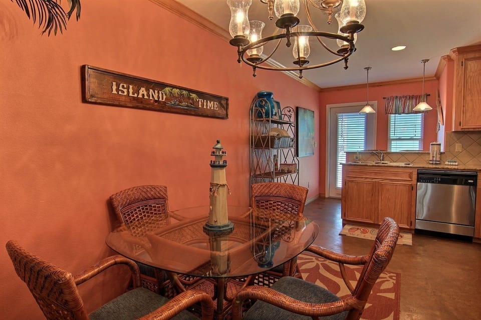 Indoor - Dining for the fam!
