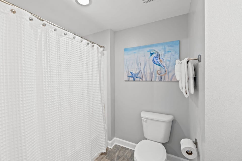 Primary Bathroom with Tub/Shower Combo