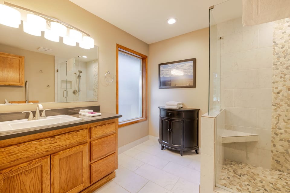 Ensuite King Bathroom - Main Level