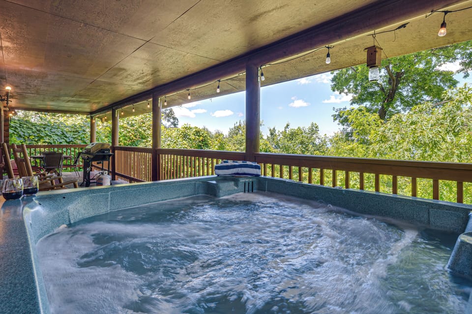 Deck | Hot Tub | Gas Grill