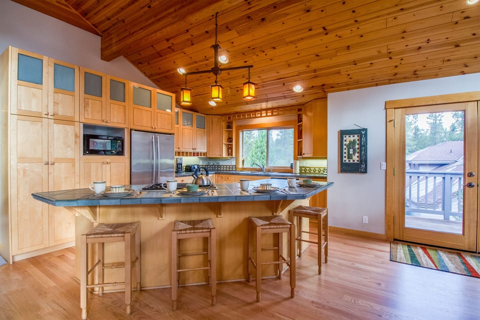 Kitchen w/ Bar
