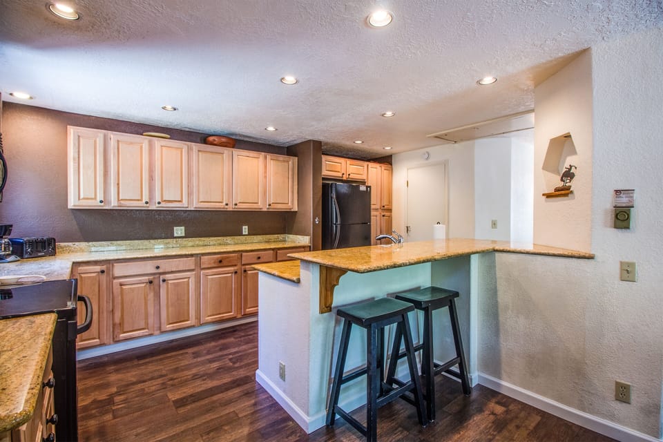 Kitchen w/ Bar