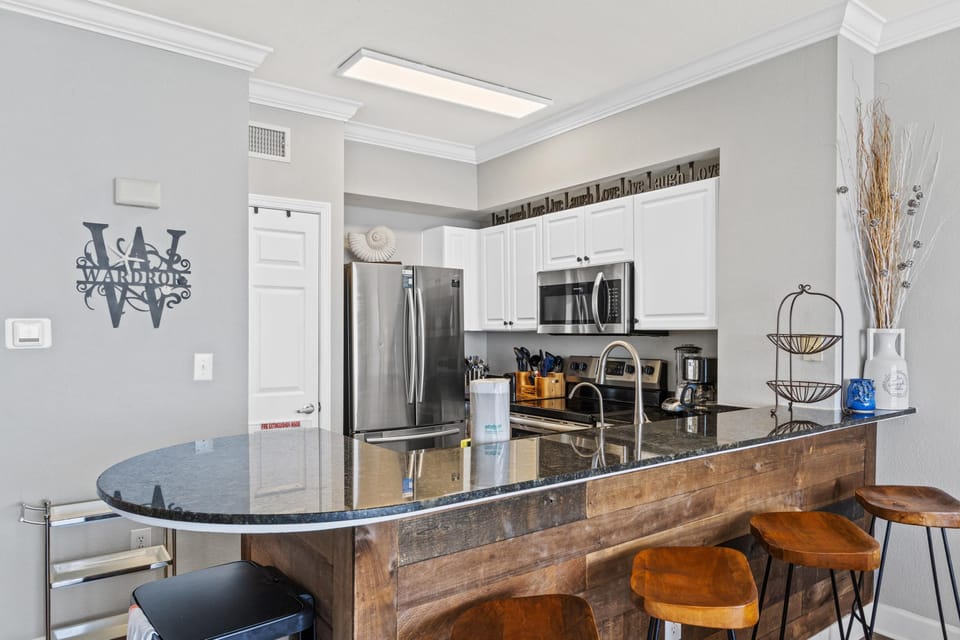 Kitchen with Breakfast Bar