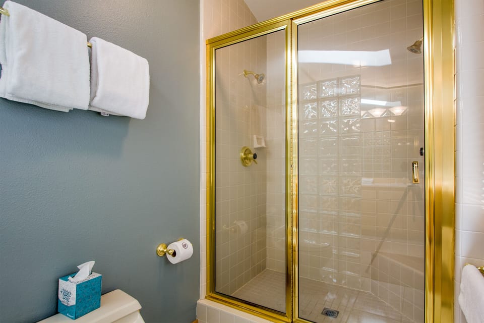 Ensuite King Bathroom - Main Level