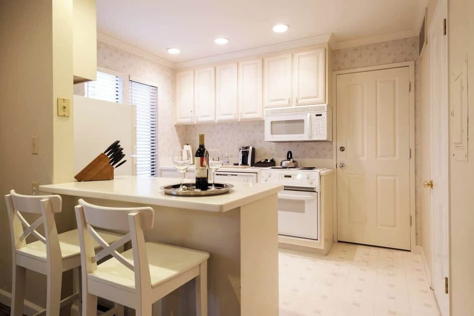 Whip up delicious meals in this fully-equipped Napa kitchen!  Sparkling countertops & all the essentials await your culinary creations. 