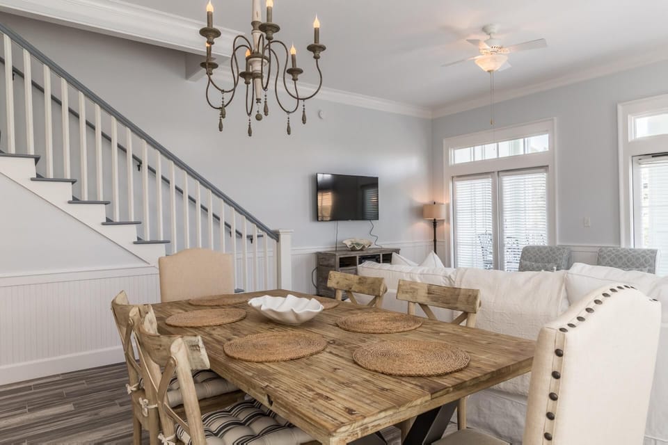 First Floor: Dining Area